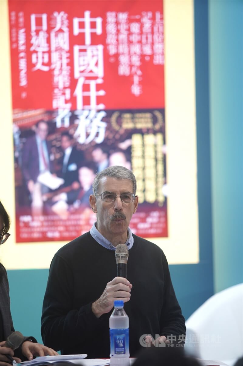 來自美國的齊邁可(Mike Chinoy)曾獲美國新聞與紀錄片艾美獎肯定,他23日現身2024台北國際書展現場,以「中國報導80年」為主題暢談分享。中央社記者徐肇昌攝 113年2月23日