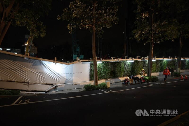 台北市慶城街和興安街交叉路口一處工地23日晚間驚傳坍陷,周邊停車格內有車輛受影響傾斜,在拖吊車協助移走受波及車輛後,相關單位人員仔細觀察塌陷情形。中央社記者張新偉攝 113年2月23日