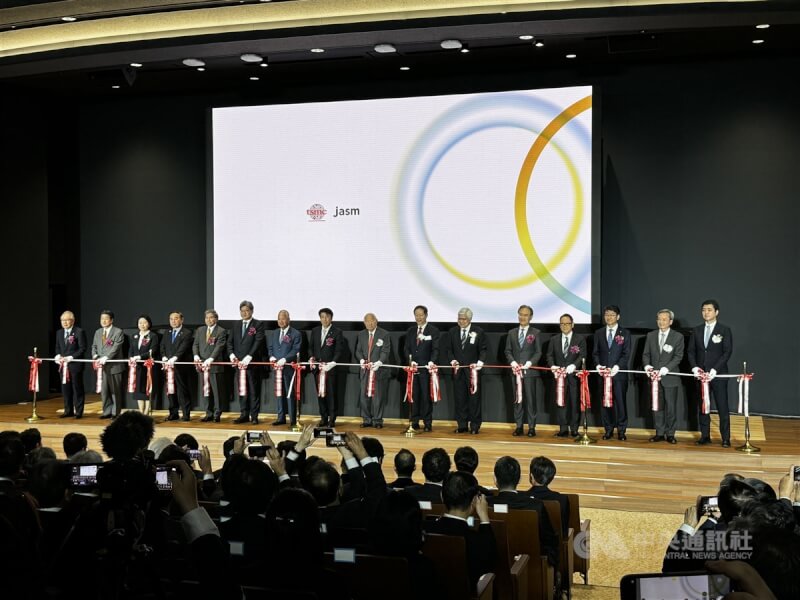 台積電熊本廠24日開幕,吸引國際關注,圖為與會貴賓剪綵合影。中央社記者楊明珠熊本攝 113年2月24日