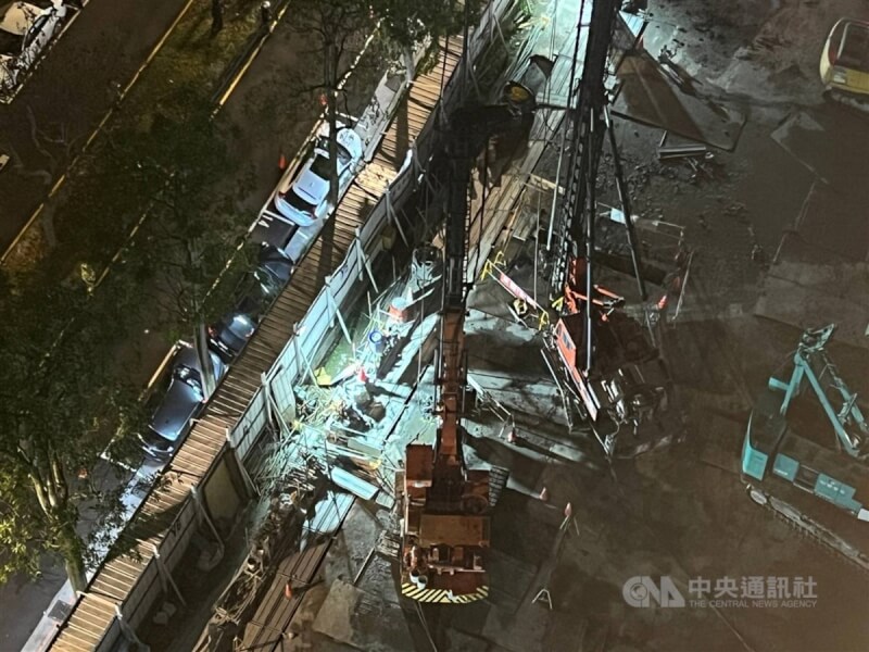 台北市松山區慶城街1處新建工地晚間9時發生地層下陷,導致緊鄰工地圍籬的4輛汽車傾斜,警消獲報已封鎖現場。(翻攝畫面)中央社記者劉建邦傳真 113年2月23日