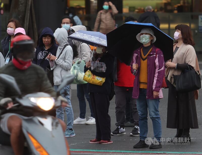 圖為台北市松山區街頭有民眾穿著保暖衣物出門。（中央社檔案照片）