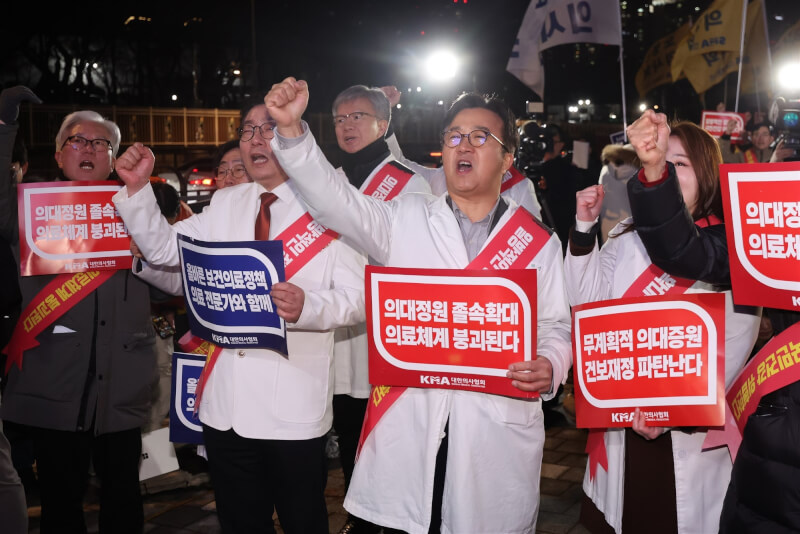 圖為韓國醫生15日為抗議政府擴大招收醫學院學生走上街頭。（韓聯社）