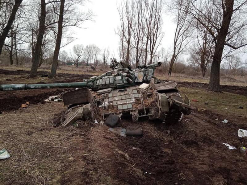 圖為被烏克蘭軍隊摧毀的俄軍坦克。（圖取自facebook.com/GeneralStaff.ua）