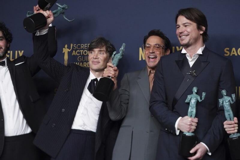 「奧本海默」參與演出的席尼墨菲（左2）和小勞勃道尼（右2）拿下最佳男主角和最佳男配角獎的肯定。（美聯社）