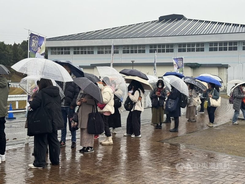 中華職棒樂天桃猿隊與日本職棒歐力士猛牛隊25日打交流賽，儘管早上宮崎市清武綜合運動公園天氣不佳，仍吸引大批球迷到場，一睹球星風采。中央社記者楊啟芳攝  113年2月25日