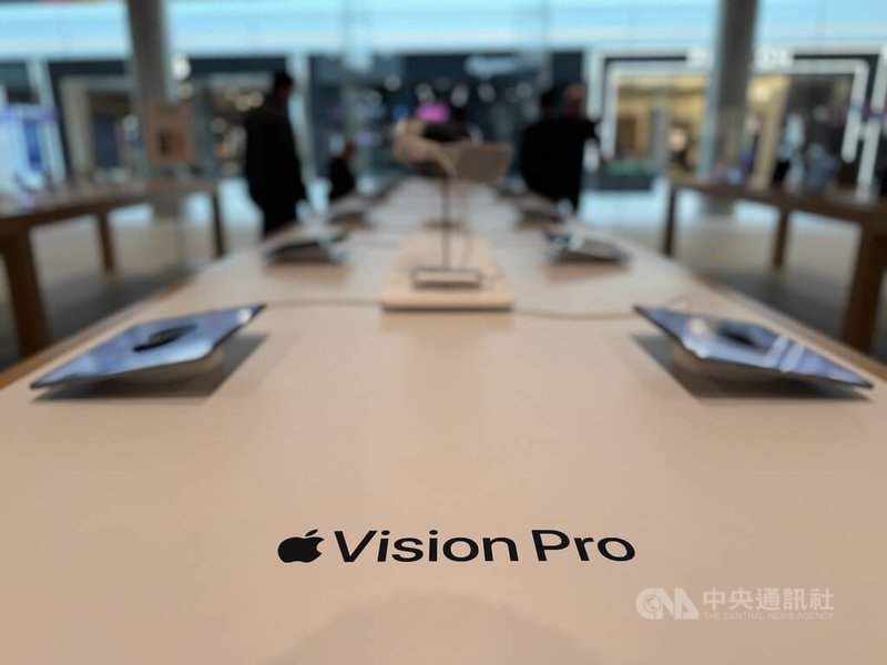 蘋果公司首款空間運算設備Apple Vision Pro在美國開放預約體驗，直營門市內設有專區展示。中央社記者吳家豪舊金山攝 113年2月25日