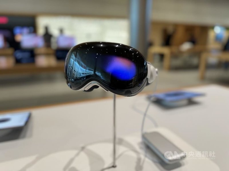 蘋果公司頭戴式裝置Apple Vision Pro。（中央社檔案照片）