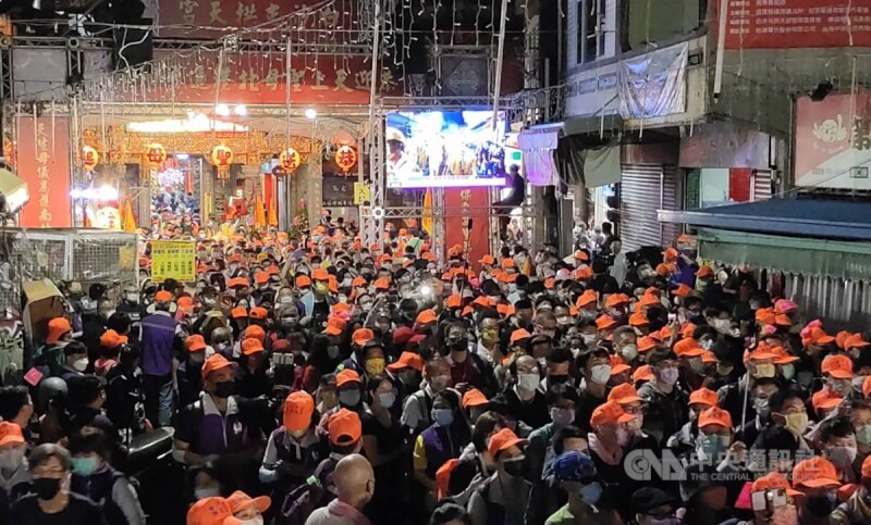 白沙屯媽祖徒步往北港進香，每每吸引數萬名信徒湧入白沙屯地區，廟前巷道萬頭攢動。圖為2022年畫面。（中央社檔案照片）