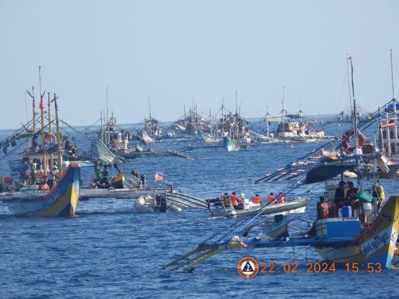 22日黃岩島附近，中國海警人員在一艘硬殼充氣艇（中右）跟蹤一艘充氣艇（中左）。（圖取自twitter.com/jaytaryela）