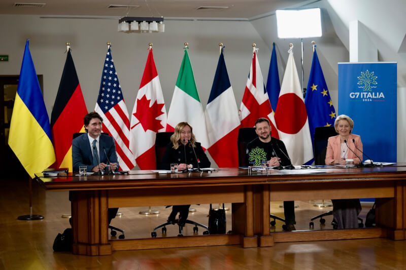 G7各國領袖以及歐盟執委會主席范德賴恩（右1）24日與烏克蘭總統澤倫斯基（右2）會談。（圖取自htwitter.com/G7）