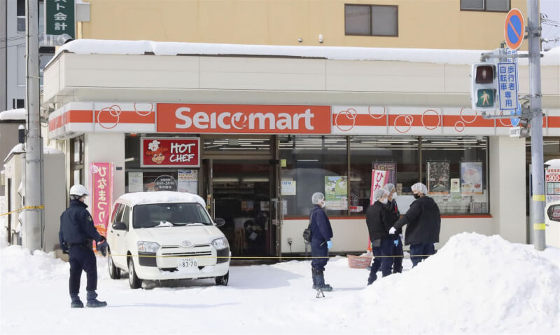日本北海道札幌市北區一間便利商店25日發生男子持刀闖入攻擊3名店員事件，造成1死2傷。（共同社）