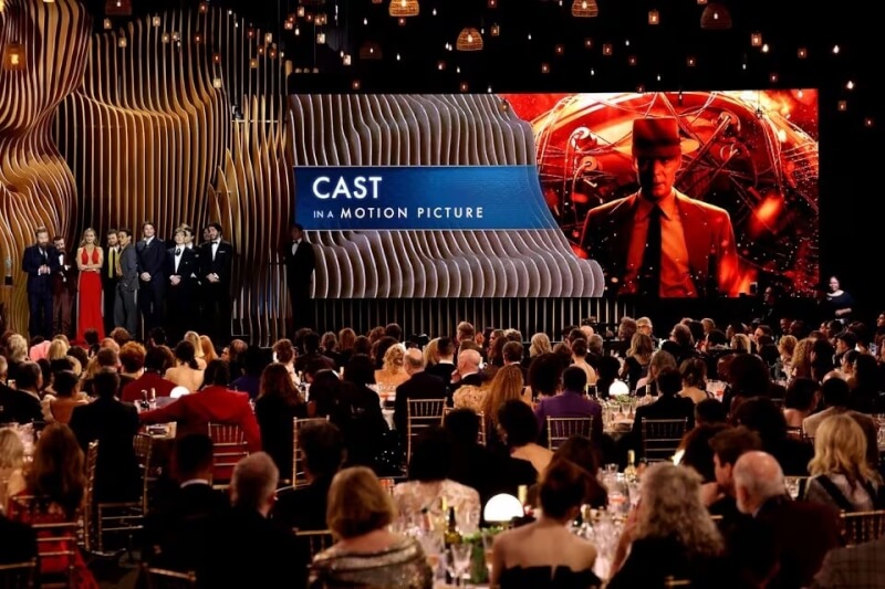 電影「奧本海默」24日在美國演員工會獎抱回3獎，包括最佳卡司、最佳男主角和最佳男配角獎。圖為演員們上台領獎。（路透社）