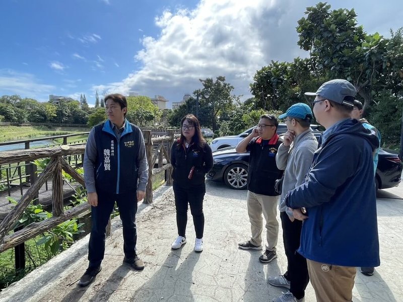 花蓮美崙溪河堤樹木過於茂密,遮擋行人視線,由於當地為保育類物種狐蝠棲息地,無黨籍花蓮縣議員魏嘉賢(左)日前召集相關人員會勘,希望在專家建議下做妥善處理。(魏嘉賢提供)中央社記者李先鳳傳真 113年2月26日