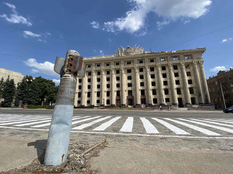 圖為2022年6月烏克蘭哈爾科夫行政大樓前可見完整俄軍彈砲。（中央社檔案照片）