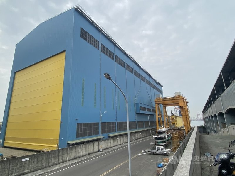 首艘國造潛艦海鯤軍艦已進入泊港測試（HAT）最後階段，27日將從台船海昌工廠藉中信8號浮塢移至乾塢，準備進行「預備傾測試驗」等HAT測試項目。圖為26日海鯤軍艦將移出到中信8號浮動船塢上作業。中央社記者董俊志攝  113年2月26日