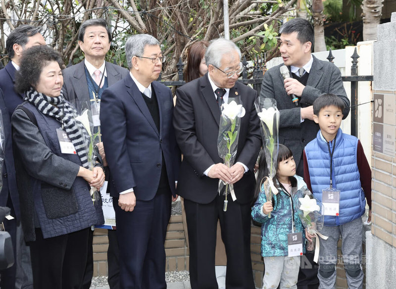 行政院長陳建仁（前左2）26日在行政院出席不義遺址標示揭牌典禮，與國家人權委員會主委陳菊（前左）等一同參觀不義遺址的標示。中央社記者張皓安攝 113年2月26日