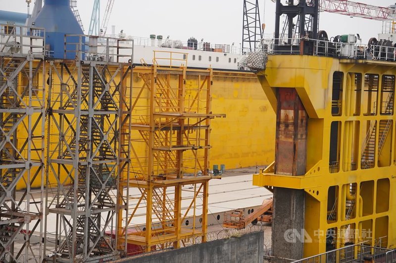 首艘國造潛艦海鯤軍艦已進入泊港測試（HAT）最後階段，27日將從台船海昌工廠藉中信8號浮塢移至乾塢，準備進行「預備傾測試驗」等HAT測試項目。圖為26日海鯤軍艦進行船塢移置情形。中央社記者董俊志攝  113年2月26日