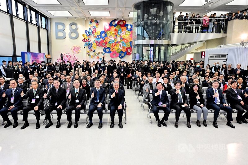行政院長陳建仁(前左6)與副院長鄭文燦(前右5)26日出席桃園國際機場開航45週年慶祝典禮,陳建仁期望藉由政府民間合作,讓全世界看到台灣。中央社記者吳睿騏桃園機場攝 113年2月26日