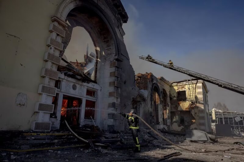 烏克蘭康斯坦丁諾夫卡鎮遇襲，火車站遭重創，消防員急滅火。（路透社）