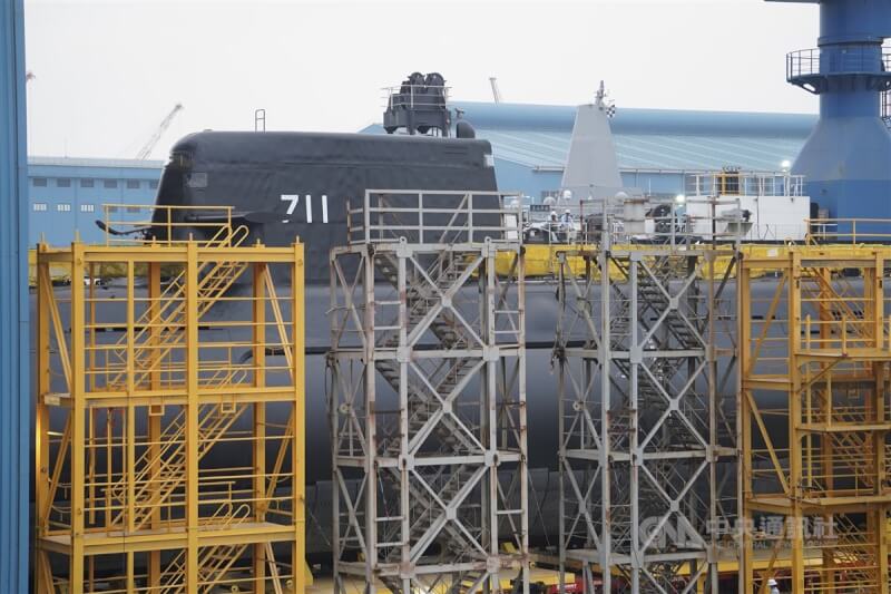 首艘國造潛艦海鯤軍艦進入泊港測試（HAT）最後階段，26日從台船海昌工廠藉中信8號浮塢移至乾塢。中央社記者董俊志攝 113年2月26日