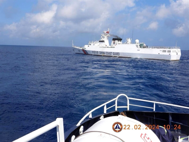 一艘中國海警船22日在黃岩島海域攔截菲律賓漁業局公務船桑代拿督號（BRP Datu Sanday）。（菲律賓海巡隊提供）