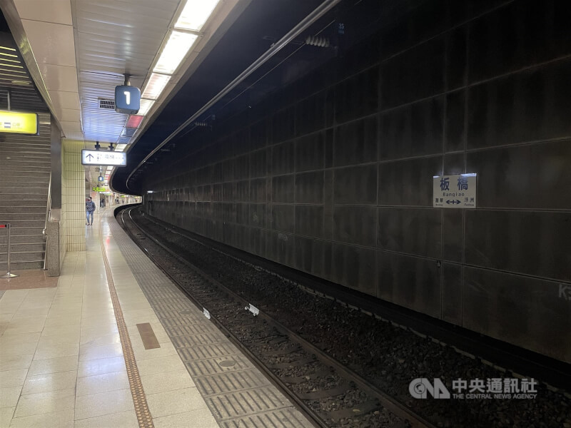 圖為板橋站月台空景。（中央社）