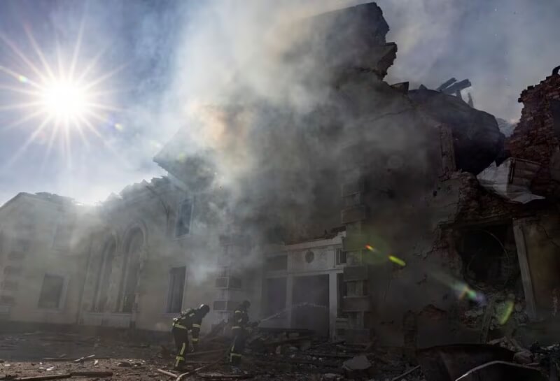 圖為烏克蘭康斯坦丁諾夫卡一座建物遭俄羅斯擊毀。（路透社）