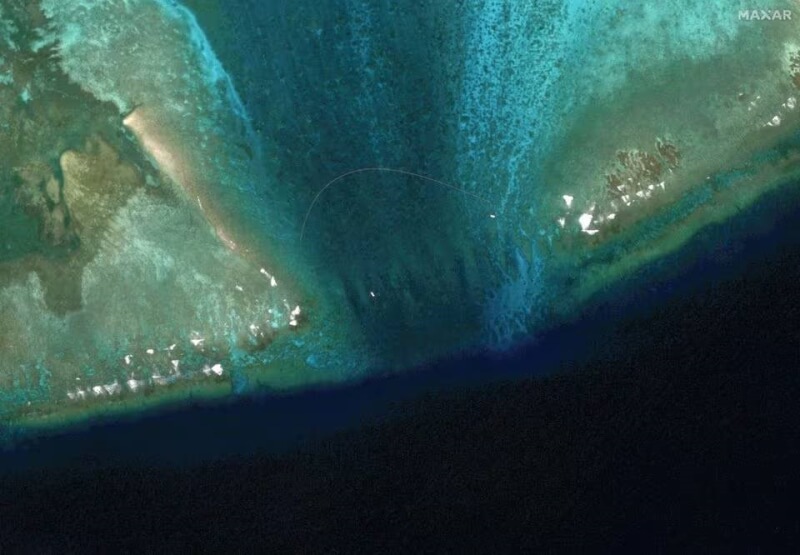 圖為22日南海黃岩島入口處出現新的浮動屏障衛星影像。（Maxar Technologies/Handout via 路透社）