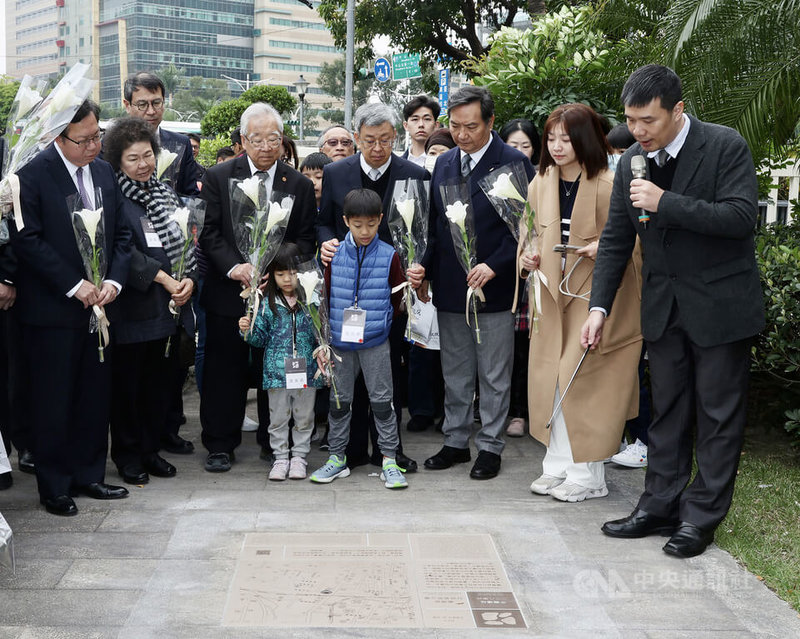 行政院列為不義遺址並率先設立標示，26日舉行揭牌典禮，行政院長陳建仁（前右4）、副院長鄭文燦（前左）、監察院長陳菊（前左2）等人出席；不義遺址的主視覺以石頭為象徵，石頭間的裂縫有「人」設計意涵，彰顯前輩被當年被石頭壓住，卻能負重乘載的意義。中央社記者張皓安攝 113年2月26日