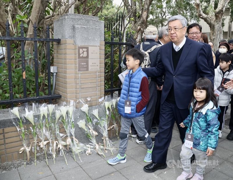 行政院長陳建仁（前中）26日在行政院出席不義遺址標示揭牌典禮，與出席貴賓一同參觀建築上不義遺址的標示。中央社記者張皓安攝 113年2月26日