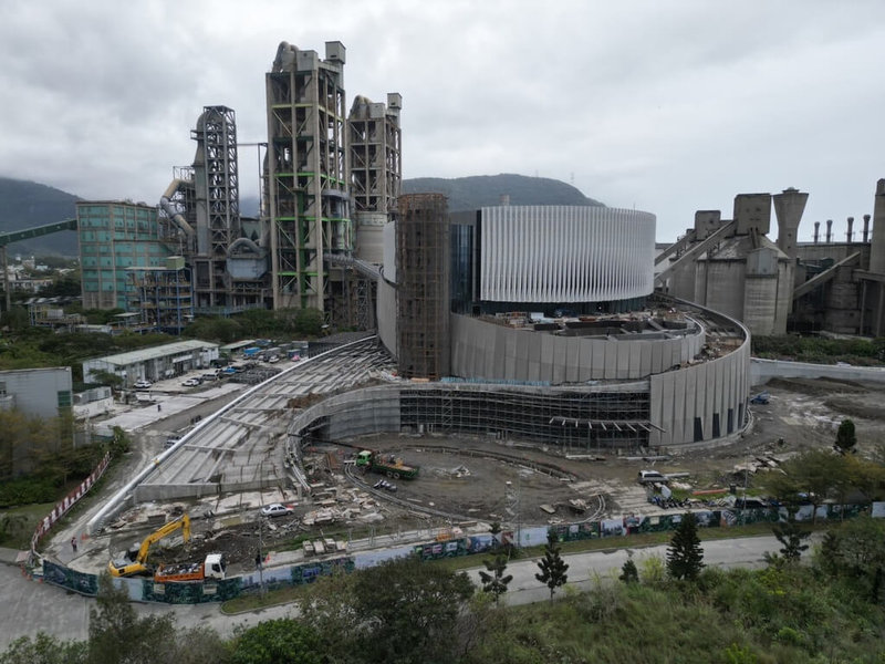 花蓮縣政府以「促進民間參與公共建設法」與台灣水泥公司合作,在台泥和平廠內興建「再生資源利用中心(含一座氣化爐)」,以水泥旋窯(左後方)結合氣化爐處理家戶垃圾,於民國112年12月15日正式營運。(民眾提供)中央社記者李先鳳傳真 113年2月27日