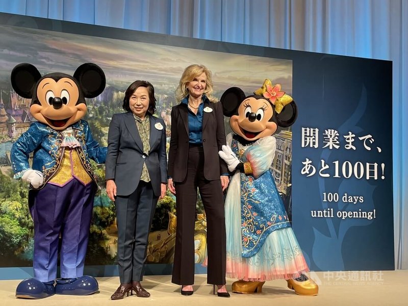 距離東京迪士尼海洋的第8個主題園區「夢幻泉鄉」6月6日正式開幕倒數100天，迪士尼27日對外公布1/25的造景模型，以及即將推出的商品與菜單。管理迪士尼的Oriental Land代表取締役會長兼執行長高野由美子（左2）、迪士尼樂園國際總裁及董事總經理艾書琳（右2）與身穿新服裝的米奇、米妮合影。中央社記者戴雅真東京攝  113年2月27日