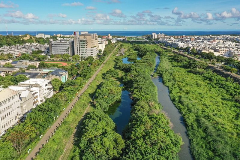 台東馬偕醫院旁的太平溪人工濕地，自民國103年啟用，每日可淨化2400噸污水，並將污水轉化為濕地成長茁壯的養分；在冬季時，時常迎來許多候鳥。（台東縣政府提供）中央社記者李先鳳傳真  113年2月27日