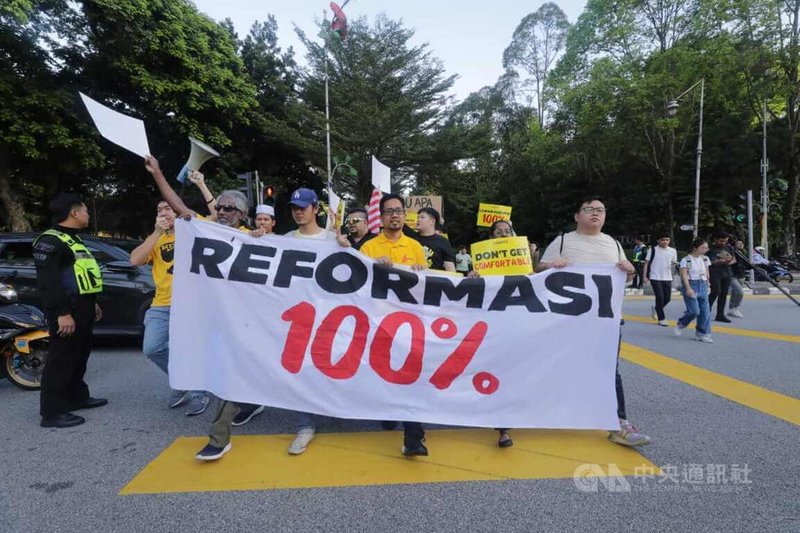 馬來西亞「乾淨與公平選舉聯盟」（BERSIH）27日在國會外集會，並遞交備忘錄，要求首相安華領導的團結政府落實百分之百改革。圖為群眾步行前往國會。中央社記者黃自強吉隆坡攝  113年2月27日