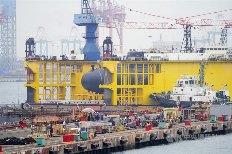 國造潛艦海鯤軍艦進入泊港測試（HAT）最後階段，27日上午8時至上午10時30分將執行第1階段浮塢拖帶，內容為浮塢載運至2號碼頭浮船航道，地點為4號碼頭；移置作業均未遮蓋。中央社記者董俊志攝 113年2月27日