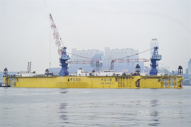 海鯤軍艦27日執行第2階段「浮船離墩」，內容為浮塢檢查與人員定位、浮塢下沉完成浮船、移除部分邊墩及中心墩。中央社記者董俊志攝 113年2月27日