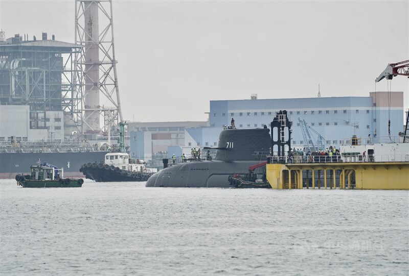 國造潛艦海鯤軍艦進入泊港測試最後階段，27日由浮塢載運至台船小塢，下午執行第3階段「拖帶進塢」。中央社記者董俊志攝 113年2月27日