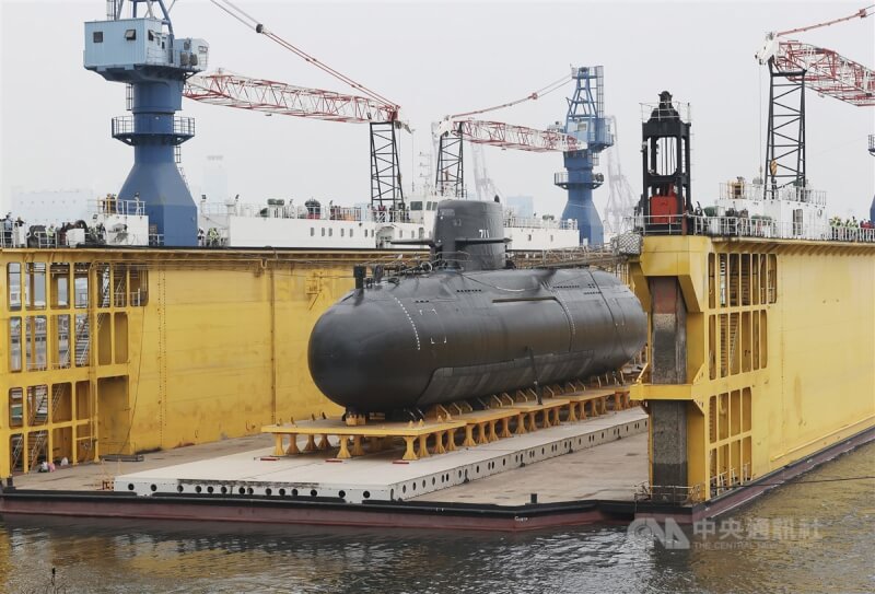 国造潜舰海鲲军舰2月27日由浮坞移至台船小坞。（中央社档案照片）