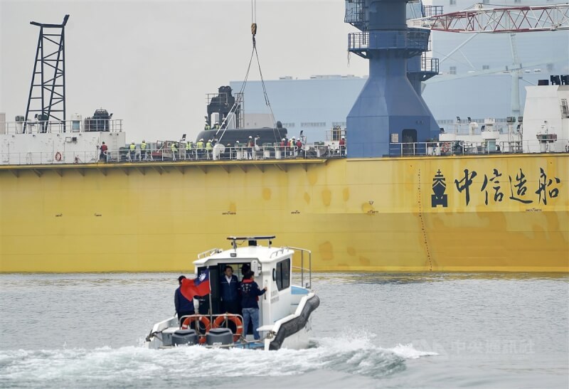 國造潛艦海鯤軍艦27日由浮塢載運至台船乾塢前，浮塢開始注水下沉，讓海鯤潛艦上浮並拖帶進入乾塢；潛艦進入乾塢後、先抽掉乾塢內的海水，讓潛艦固定在塢墩上，以便執行後續泊港測試項目。中央社記者董俊志攝 113年2月27日