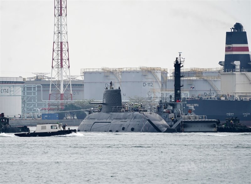 國造潛艦海鯤軍艦進入泊港測試最後階段，27日由浮塢載運至台船小塢，下午執行第3階段「拖帶進塢」，讓海鯤潛艦上浮並拖帶進入乾塢。中央社記者董俊志攝 113年2月27日