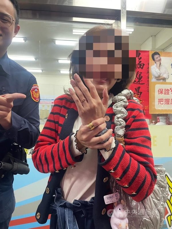泰國籍新婚夫妻日前到台灣度蜜月,妻子搭車時發現婚戒遺失而報案,台中警員獲報後調閱監視器調查,成功尋回,泰籍女子看到失而復得的戒指時,笑得合不攏嘴,並不斷向員警致謝。(翻攝照片)中央社記者蘇木春傳真 113年2月27日