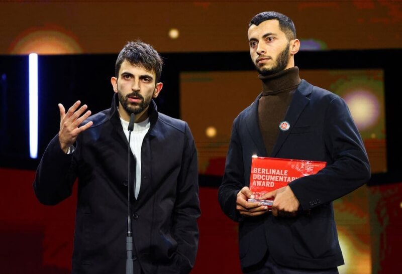 巴勒斯坦電影工作者巴瑟爾阿德拉（右）24日在柏林影展頒獎典禮，直指巴勒斯坦人民遭以色列「屠殺」。（路透社）