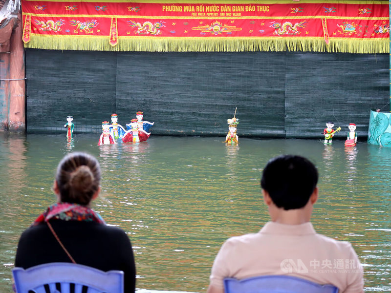 河內市東英縣瑞林鄉陶淑村（Dao Thuc）以水上木偶戲聞名，村人們在過去300多年來一代代撐起了陶淑水上木偶戲坊，近年來與旅行社合作，COVID-19疫情前，每年約可吸引5000名外國旅客到訪看戲。中央社記者陳家倫河內攝  113年2月28日