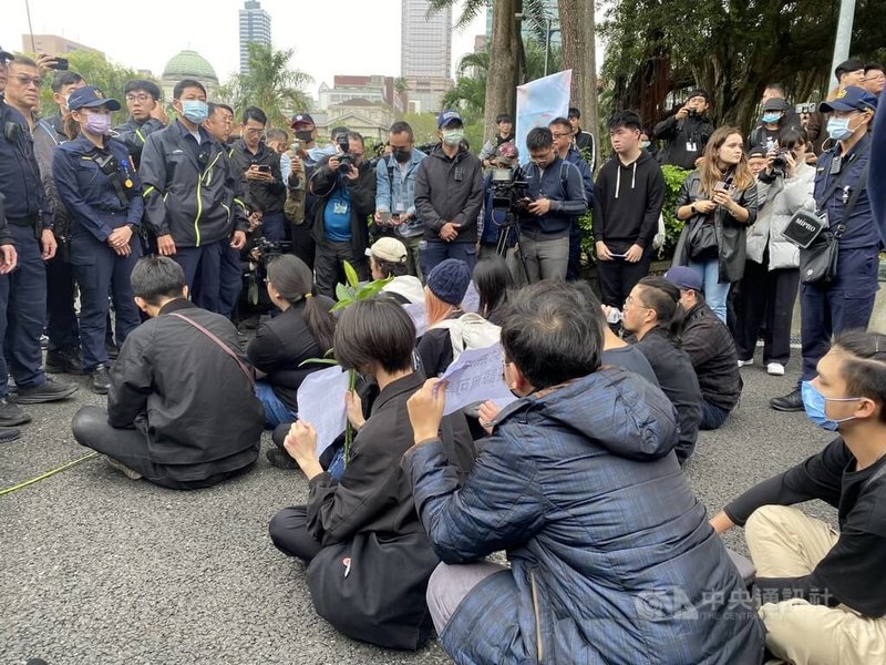 為紀念228事件77週年，台北市政府28日下午舉行追思會，場外包含民團「無力者」、台灣國理事長陳峻涵等都現身抗議，警方也出動大批警力維安，所幸未釀嚴重衝突。圖為「無力者」成員現場靜坐表訴求。中央社記者黃麗芸攝 113年2月28日