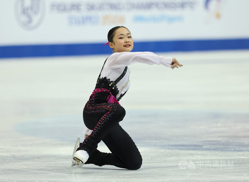 日本花滑女將島田麻央（圖）帶著衛冕者身分來台征戰2024世界青年花式滑冰錦標賽，28日晚間在女子個人短曲項目完美發揮，繳出72.60分確定晉級長曲項目，可惜以些微落後勁敵申智雅的73.48分，暫居第2名。中央社記者趙世勳攝  113年2月28日