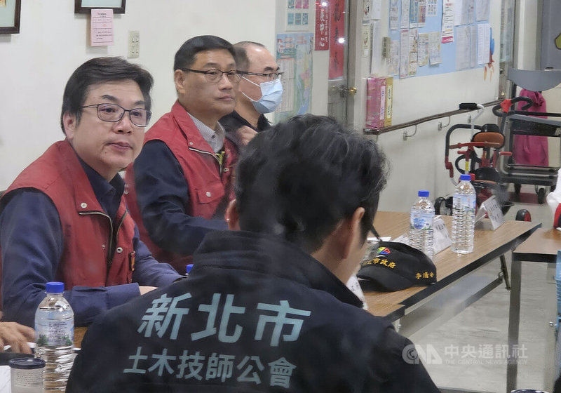 新北市三重區福隆路一處建案工地27日晚間發生施工意外釀鄰損,市府28日晚間召開檢討會議,由副市長劉和然(左)主持,邀請土木技師公會人員參與,討論結果確認地質穩定及結構安全。中央社記者王鴻國攝 113年2月28日