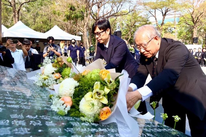 高雄市長陳其邁（前右2）28日出席高雄「二二八事件77週年追思紀念儀式」，致詞後在紀念碑獻花，與家屬一同悼念。（高雄市政府提供）中央社記者林巧璉傳真  113年2月28日