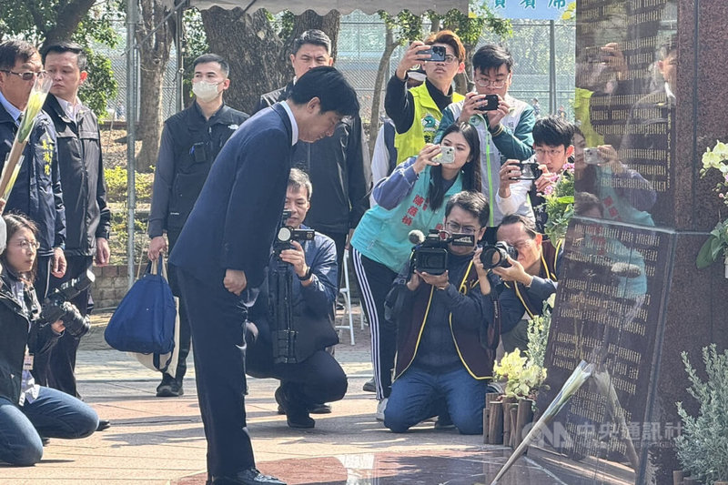 副總統賴清德（前左）28日出席在台南市新營區228紀念公園舉辦的228事件77週年和平追思會，在紀念碑前獻花致意。中央社記者楊思瑞攝 113年2月28日