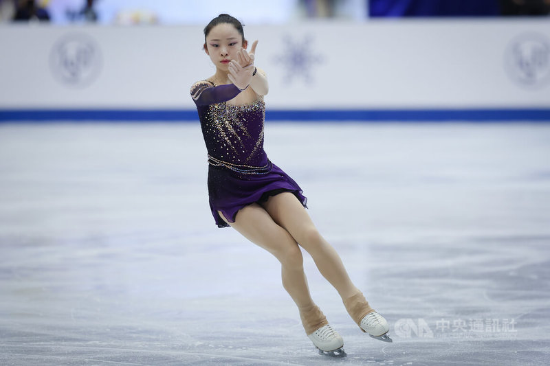 台灣滑冰女將蔡玉鳳28日晚間在2024年世界青年花式滑冰錦標賽青年女子組短曲項目出賽，展現冰上魅力，場邊地主觀眾為她加油。中央社記者趙世勳攝　113年2月28日