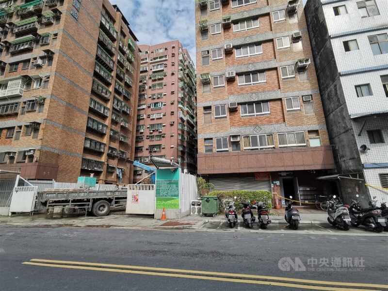 新北市三重區福隆路有工地開挖地下室,疑連續壁破洞造成滲水及附近5樓建物傾斜,警消28日仍在現場戒備。中央社記者王鴻國攝 113年2月28日